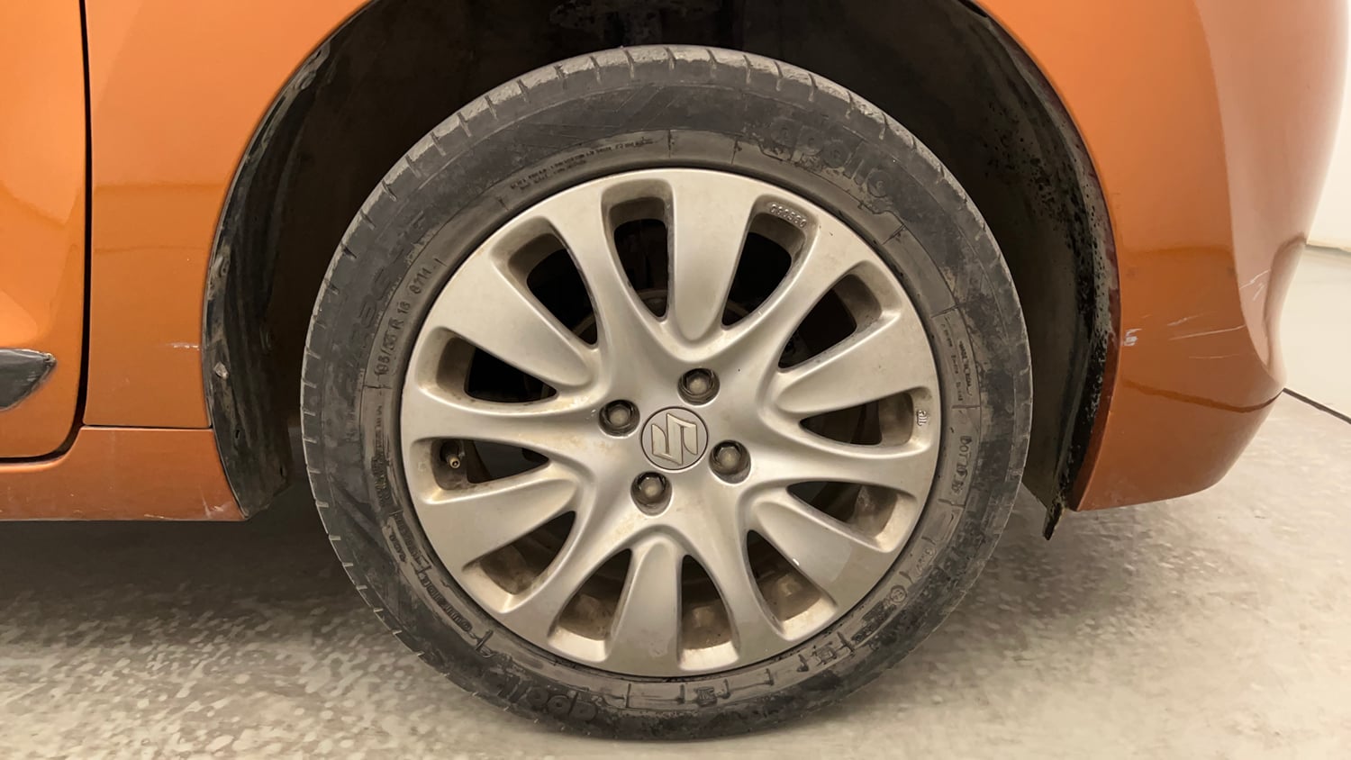 Used 2017 Maruti Suzuki Baleno Zeta 1.2 Petrol Manual tyres RIGHT FRONT TYRE RIM VIEW