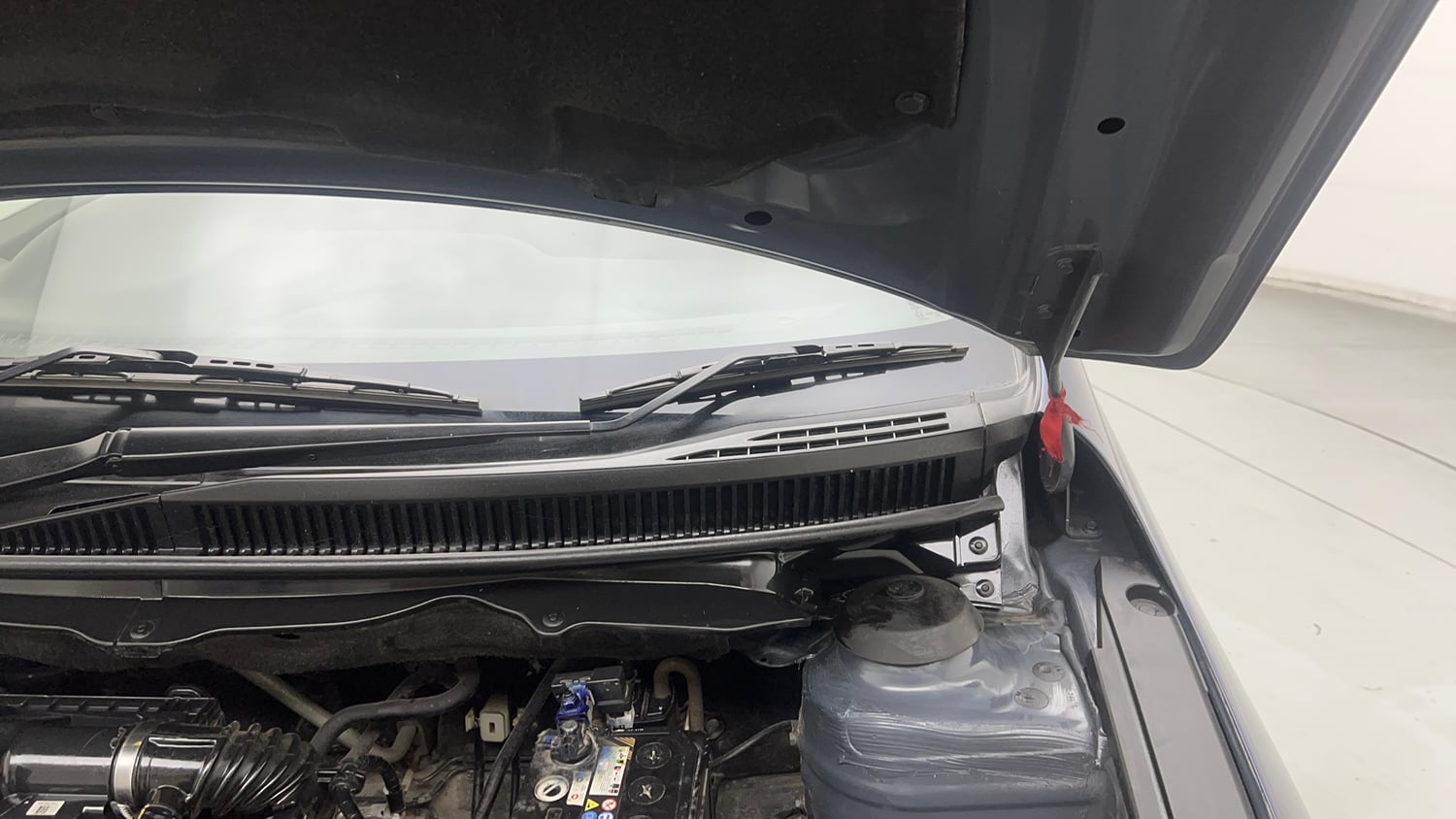 Used 2021 Maruti Suzuki Ciaz Zeta 1.5 Petrol Manual engine ENGINE LEFT SIDE HINGE & APRON VIEW