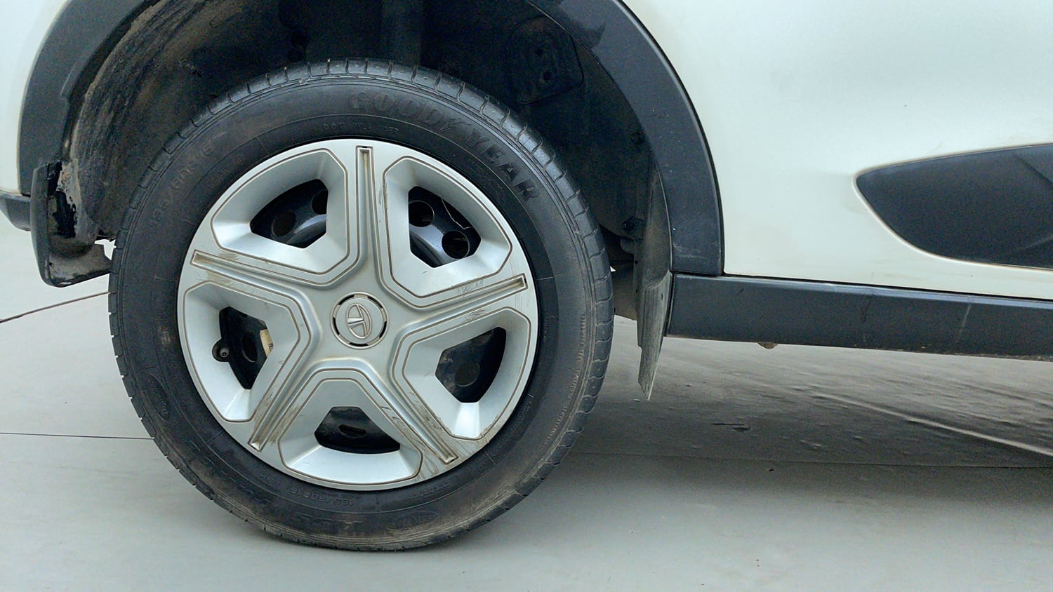 Used 2022 Tata Nexon XMA (S) Petrol Automatic tyres RIGHT REAR TYRE RIM VIEW