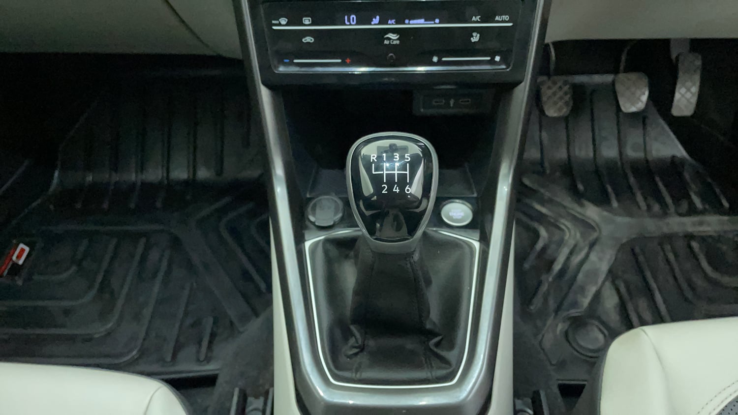 Used 2022 Volkswagen Taigun Topline 1.0 TSI MT Petrol Manual interior GEAR  KNOB VIEW