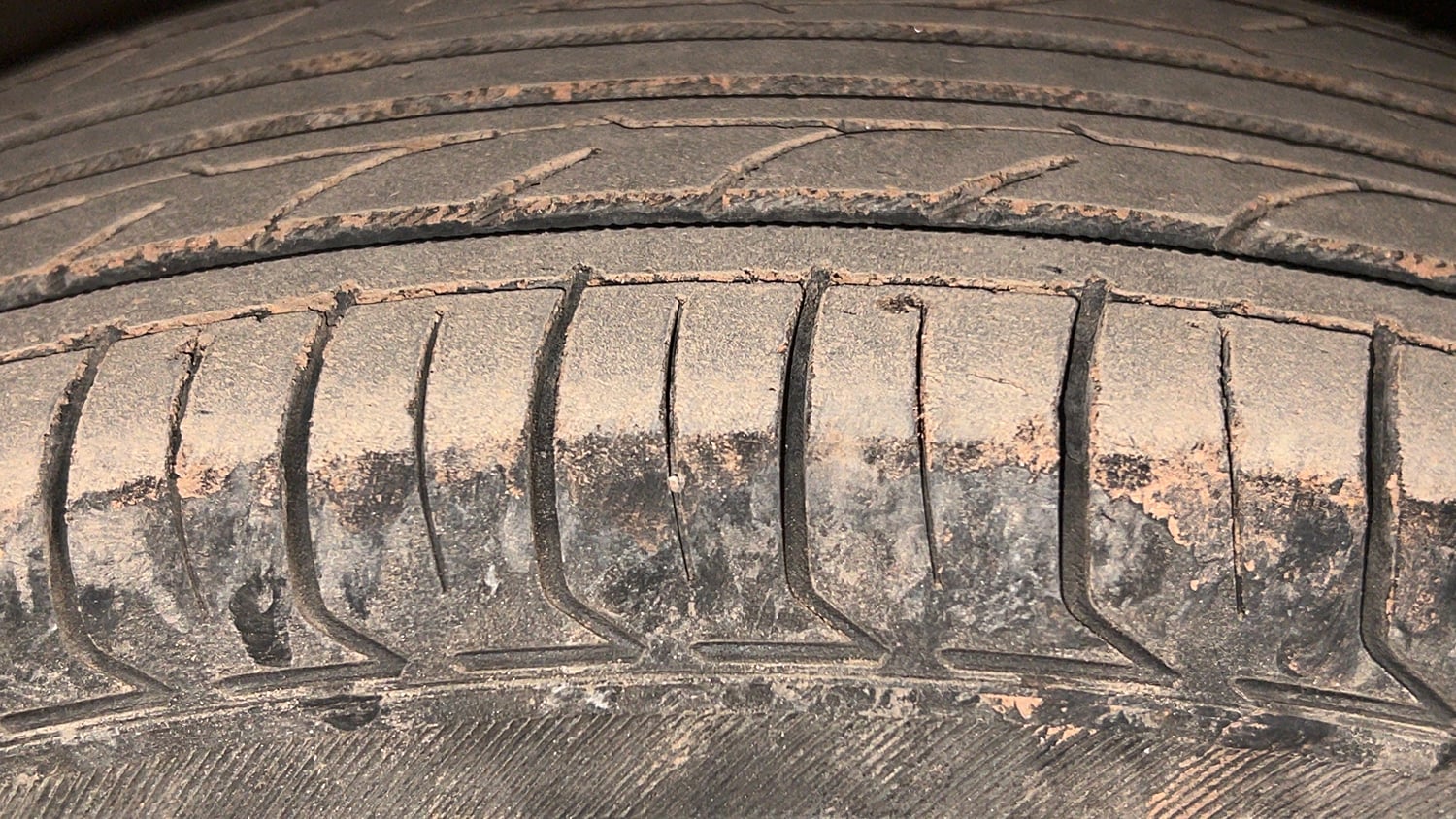 Used 2014 Hyundai Grand i10 Sportz 1.2 Kappa VTVT Petrol Manual tyres RIGHT FRONT TYRE TREAD VIEW