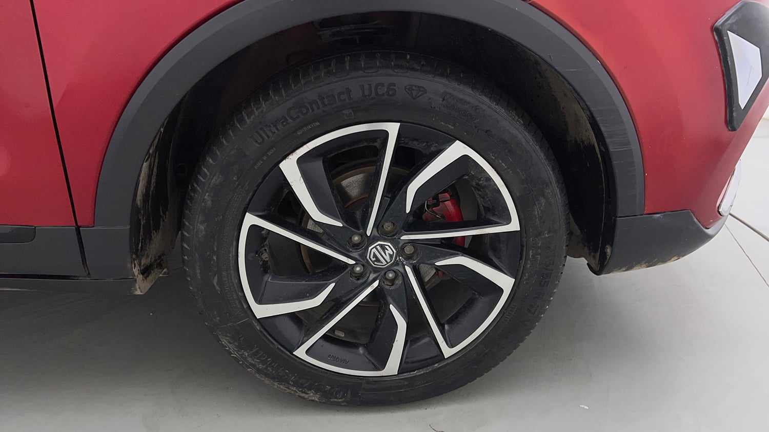 Used 2022 MG Motors Astor Savvy 1.3 Turbo AT S Red Petrol Automatic tyres RIGHT FRONT TYRE RIM VIEW