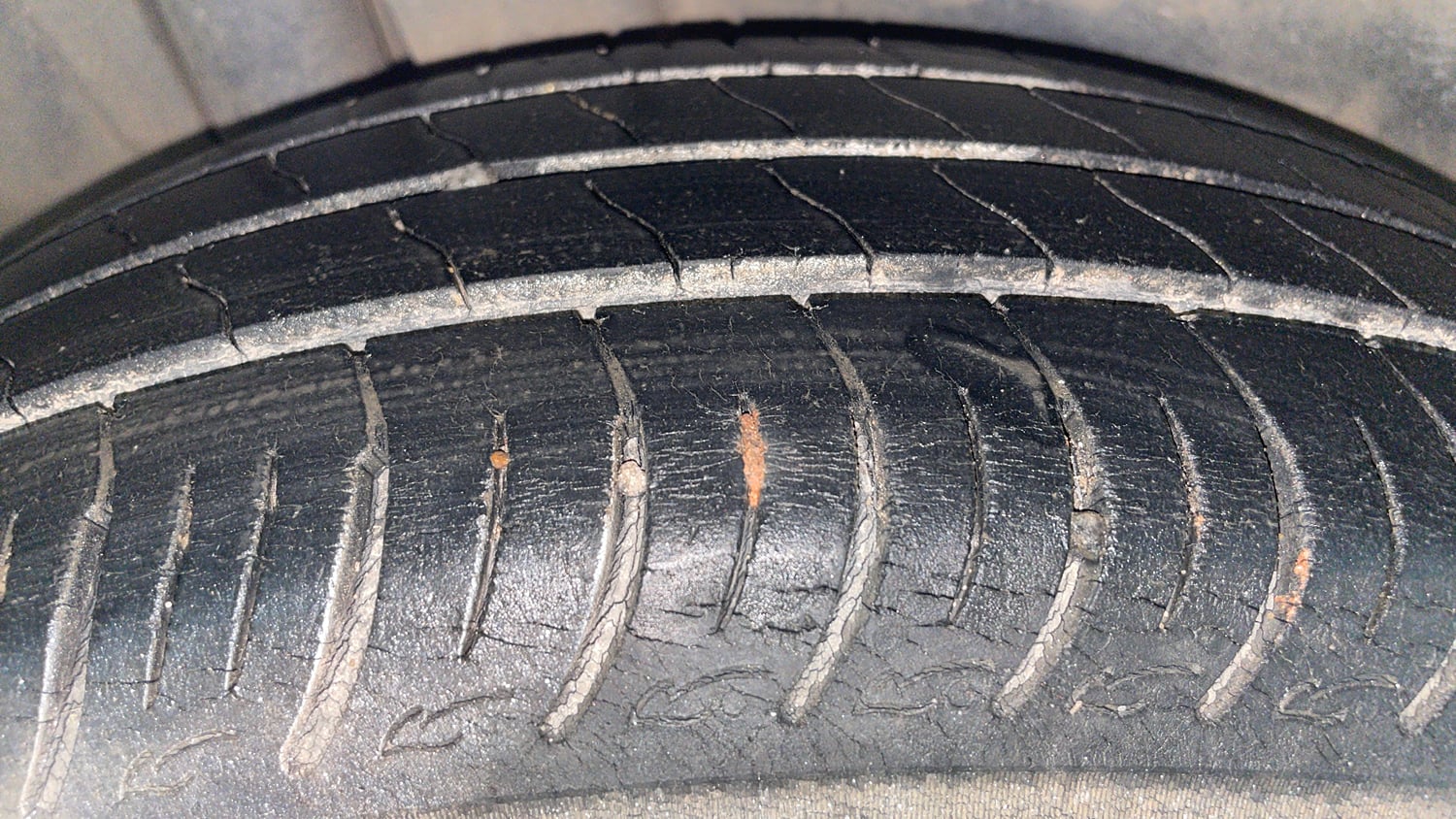 Used 2013 Maruti Suzuki Ertiga Vxi Petrol Manual tyres RIGHT REAR TYRE TREAD VIEW
