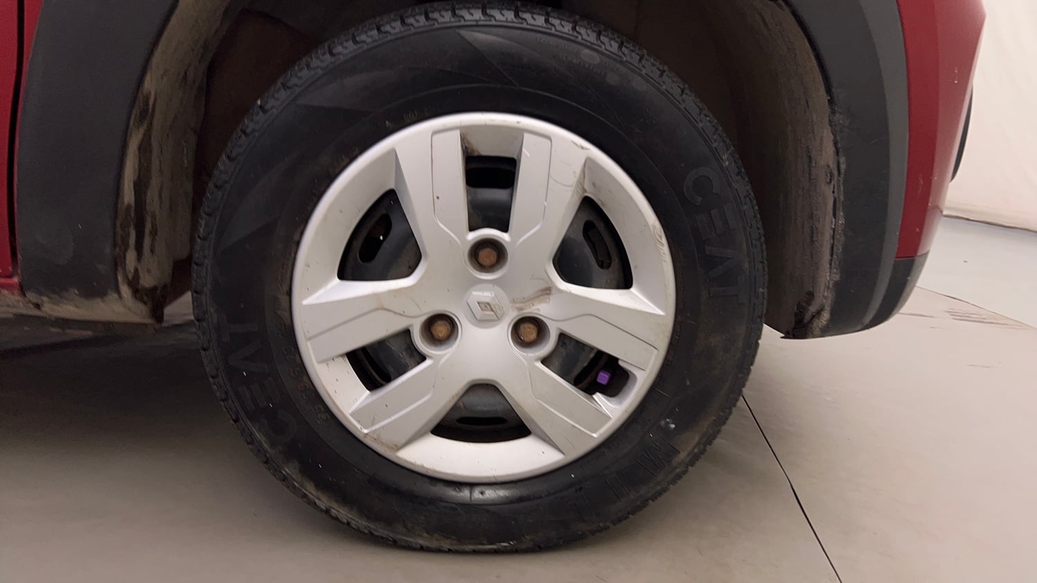Used 2017 Renault Kwid 1.0 RXT AMT Petrol Automatic tyres RIGHT FRONT TYRE RIM VIEW