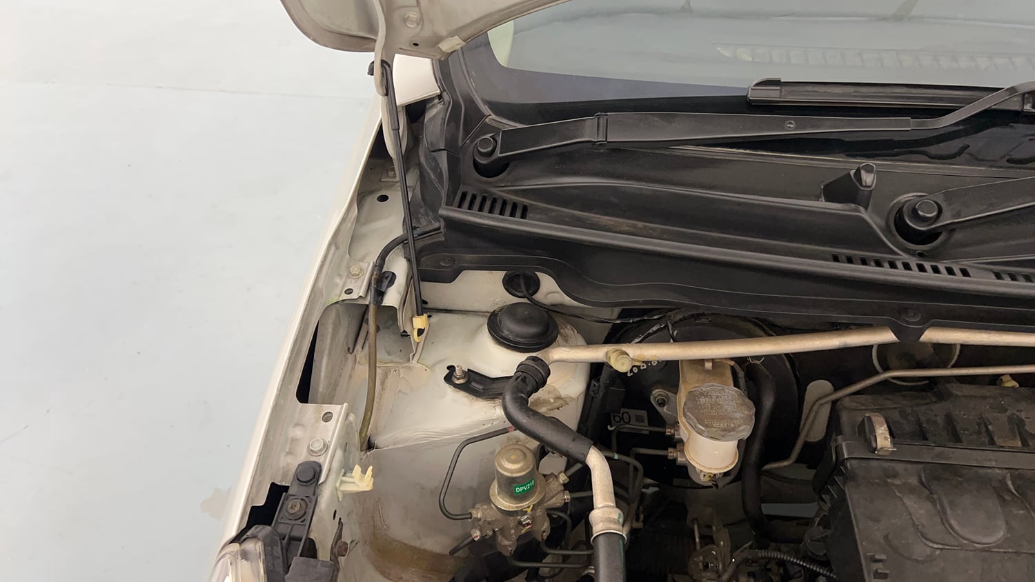 Used 2014 Maruti Suzuki Celerio VXi AMT Petrol Automatic engine ENGINE RIGHT SIDE HINGE & APRON VIEW