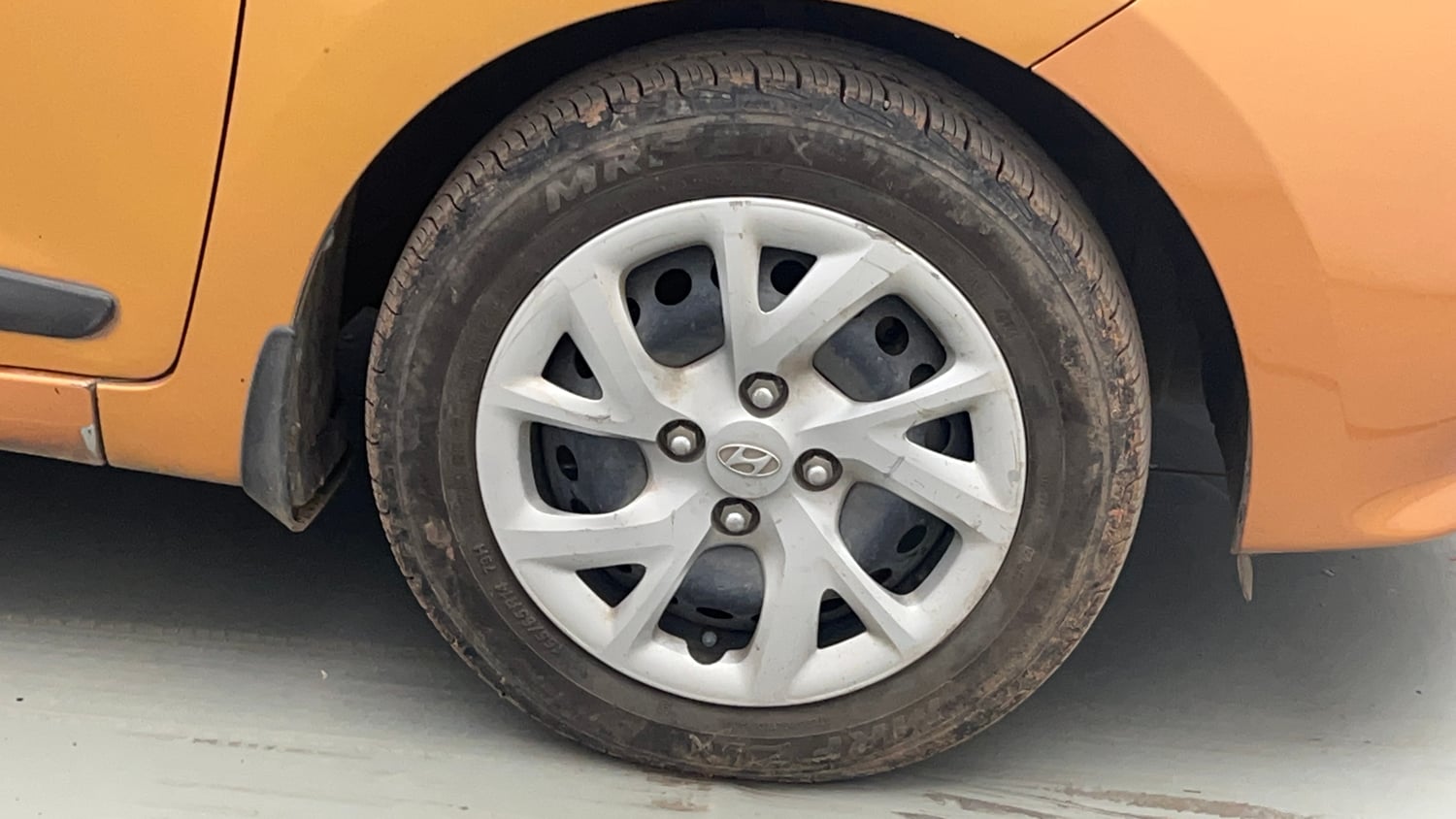 Used 2017 Hyundai Grand i10 Sportz 1.2 Kappa VTVT Petrol Manual tyres RIGHT FRONT TYRE RIM VIEW