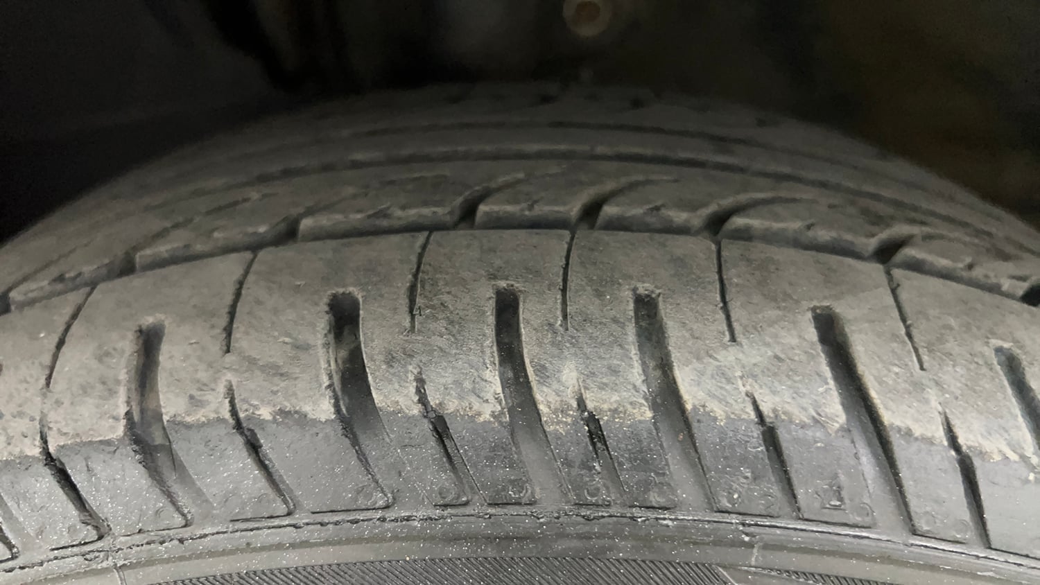 Used 2017 Mahindra KUV100 K6 D 6 STR Diesel Manual tyres LEFT FRONT TYRE TREAD VIEW