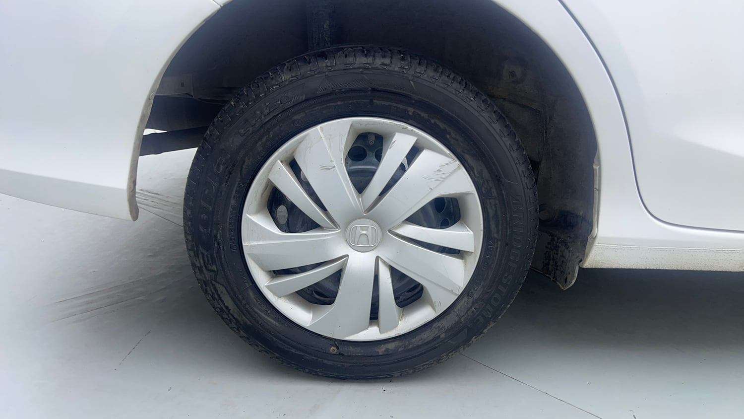 Used 2024 Honda Amaze S 1.2 Petrol CVT Petrol Automatic tyres RIGHT REAR TYRE RIM VIEW