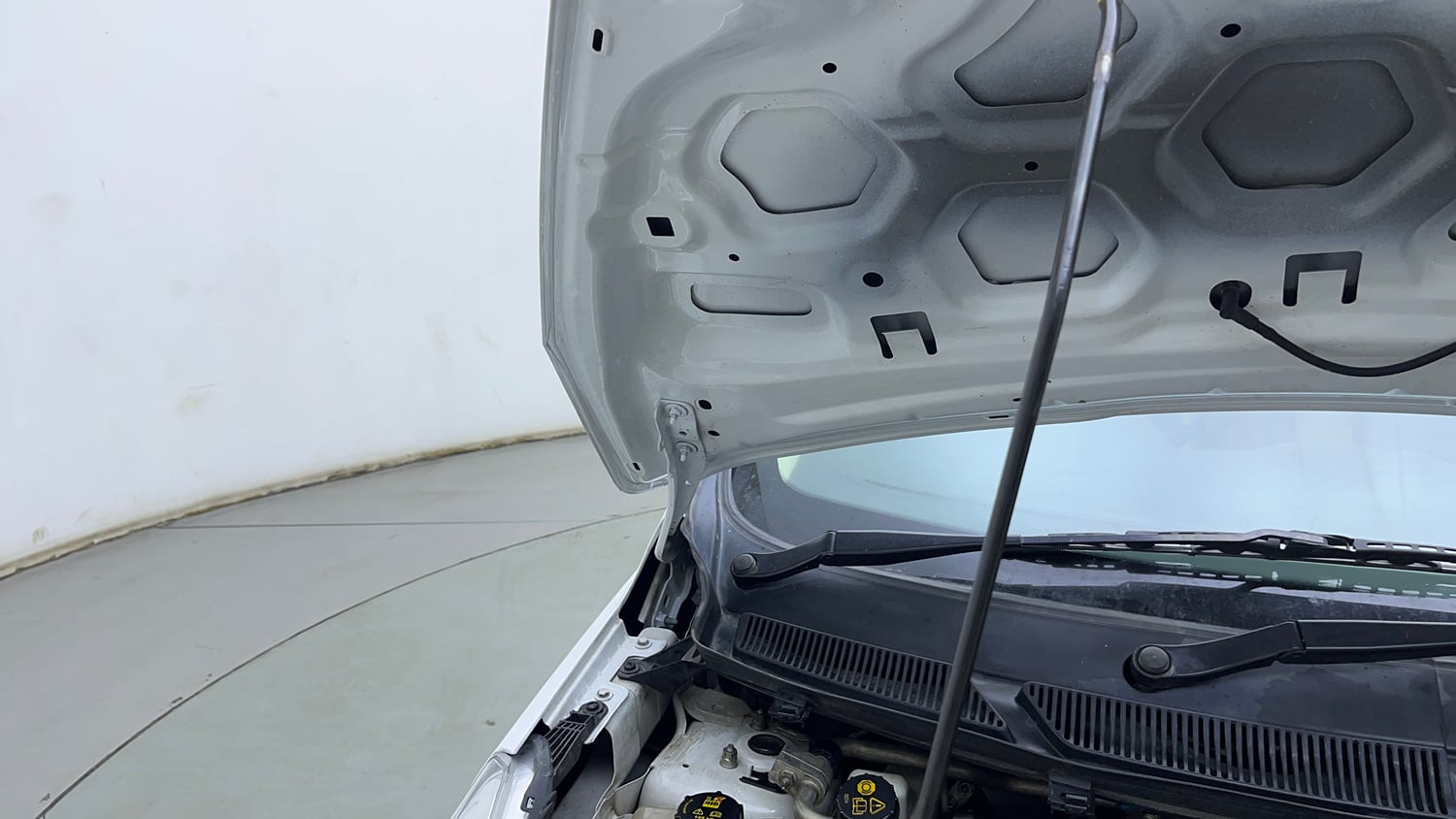 Used 2017 Ford Figo Aspire Titanium 1.2 Ti-VCT Petrol Manual engine ENGINE RIGHT SIDE HINGE & APRON VIEW