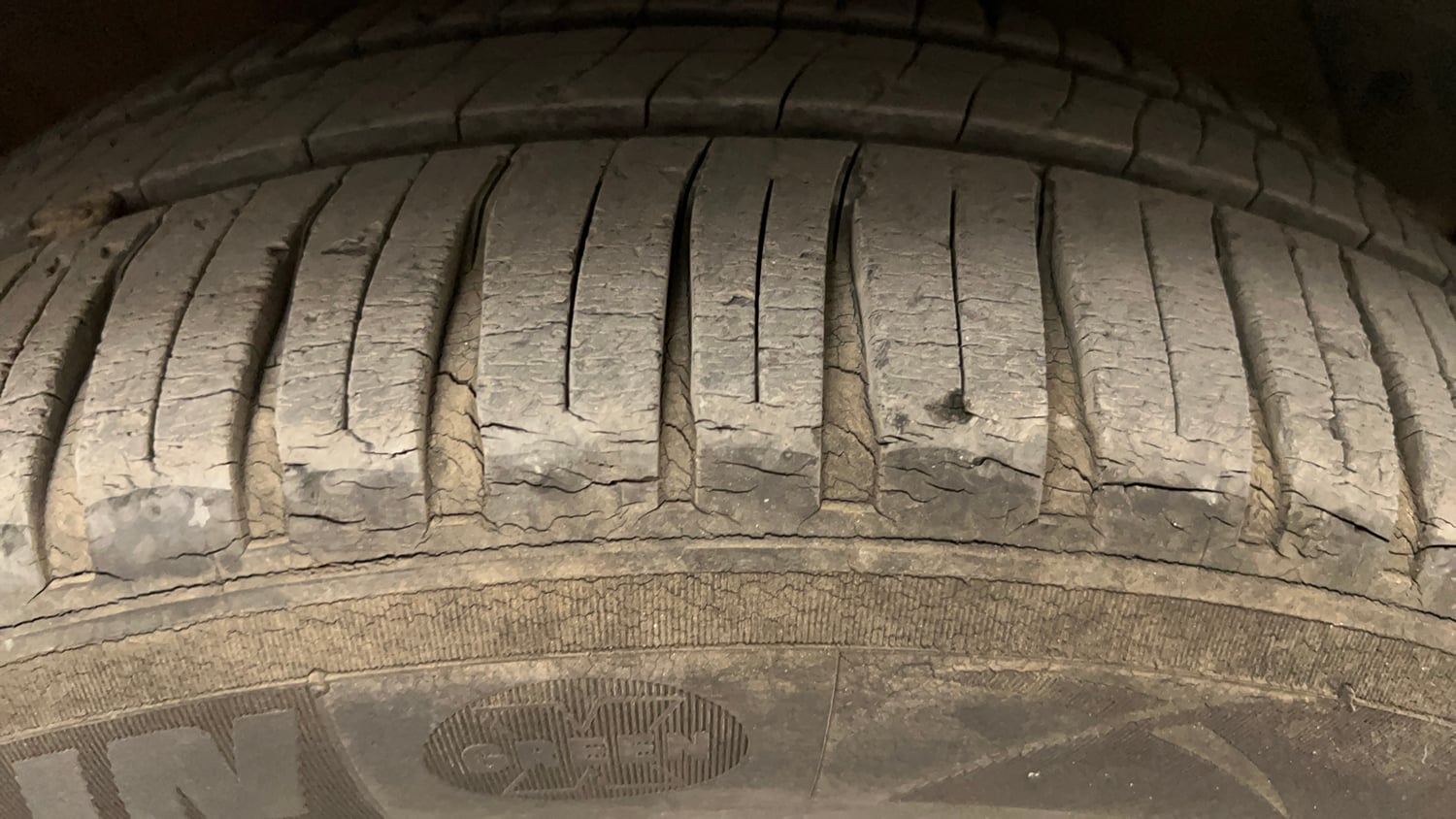 Used 2013 Hyundai i20 Asta 1.2 Petrol Manual tyres RIGHT FRONT TYRE TREAD VIEW