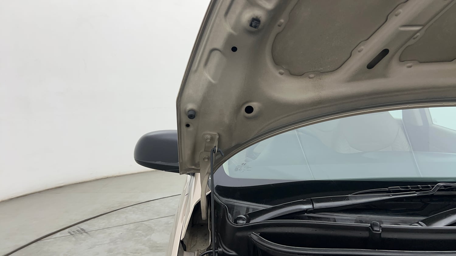 Used 2019 Hyundai Santro Era Executive Petrol Manual engine ENGINE RIGHT SIDE HINGE & APRON VIEW