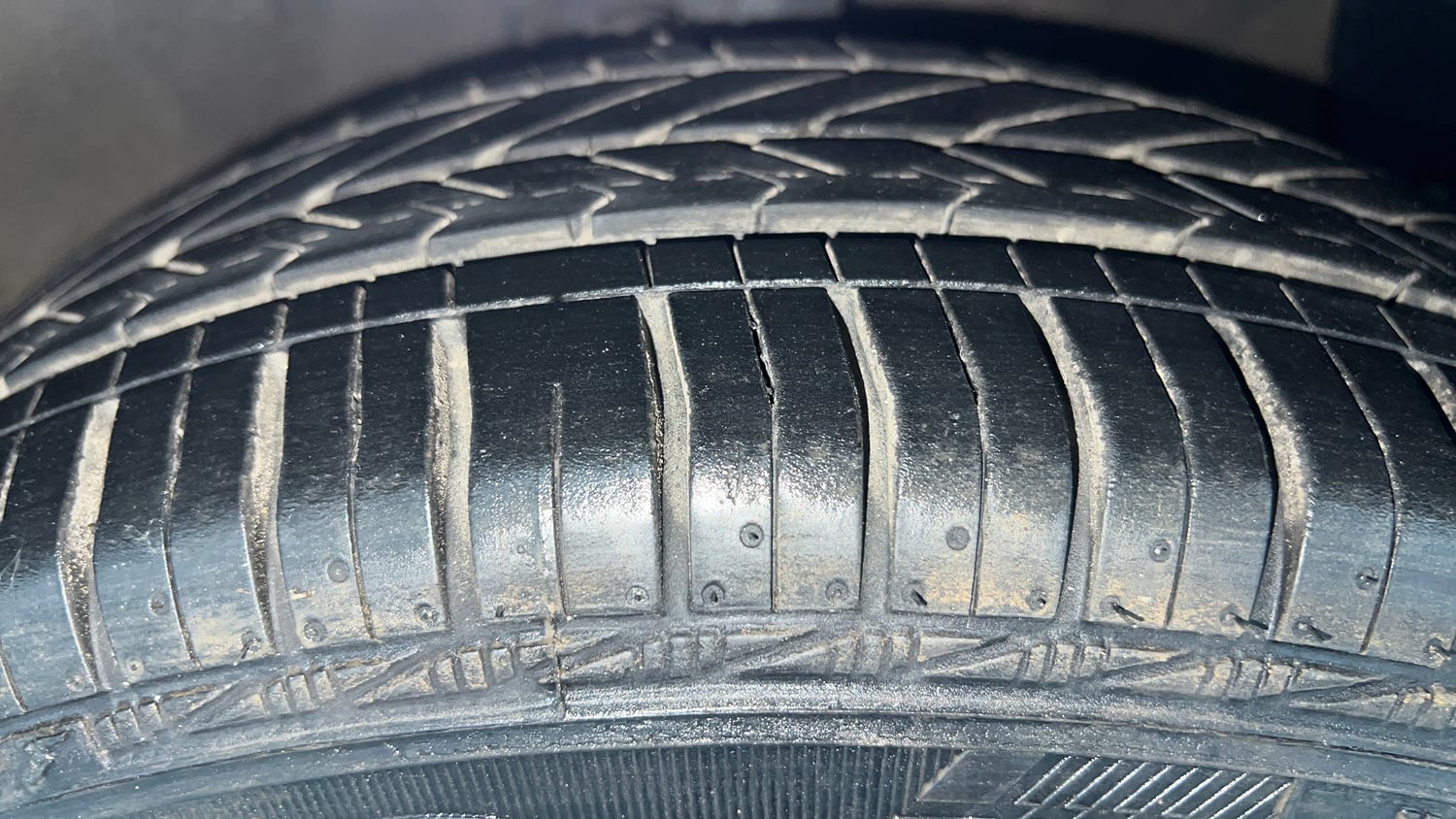 Used 2013 Hyundai Grand i10 Magna 1.2 Kappa VTVT Petrol Manual tyres RIGHT FRONT TYRE TREAD VIEW