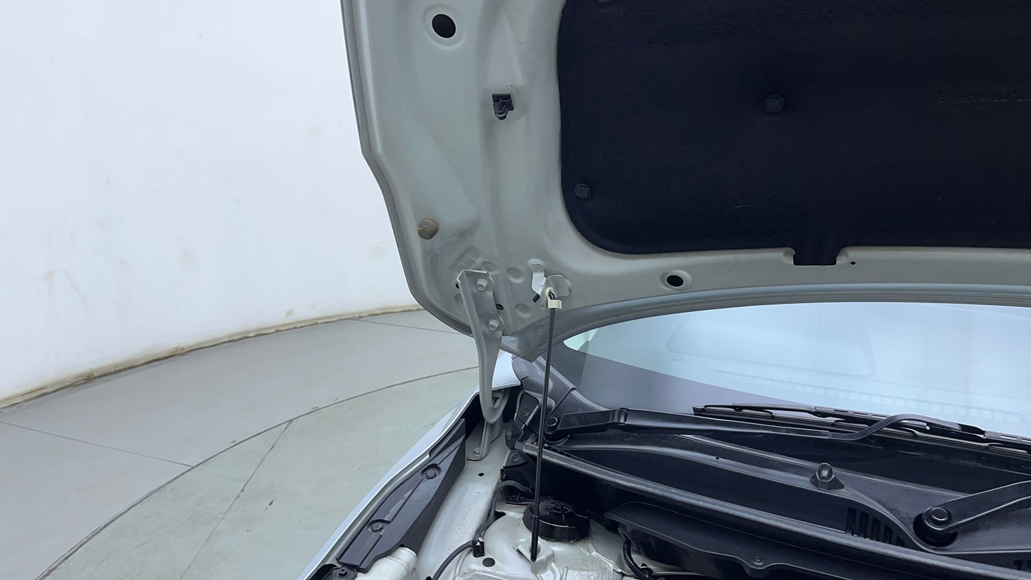 Used 2024 Toyota Glanza V Petrol Manual engine ENGINE RIGHT SIDE HINGE & APRON VIEW