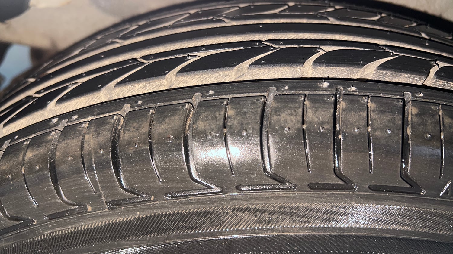Used 2015 Hyundai i10 Magna 1.1 iRDE2 Petrol Manual tyres RIGHT REAR TYRE TREAD VIEW