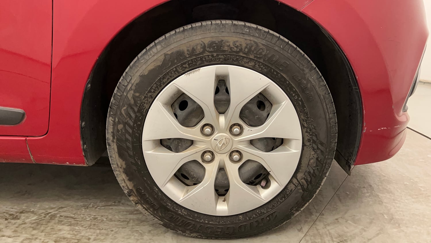 Used 2014 Hyundai Xcent S 1.2 Petrol Manual tyres RIGHT FRONT TYRE RIM VIEW