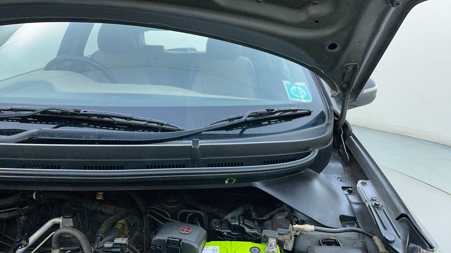 Used 2014 Hyundai Elite i20 Asta 1.2 Petrol Manual engine ENGINE LEFT SIDE HINGE & APRON VIEW