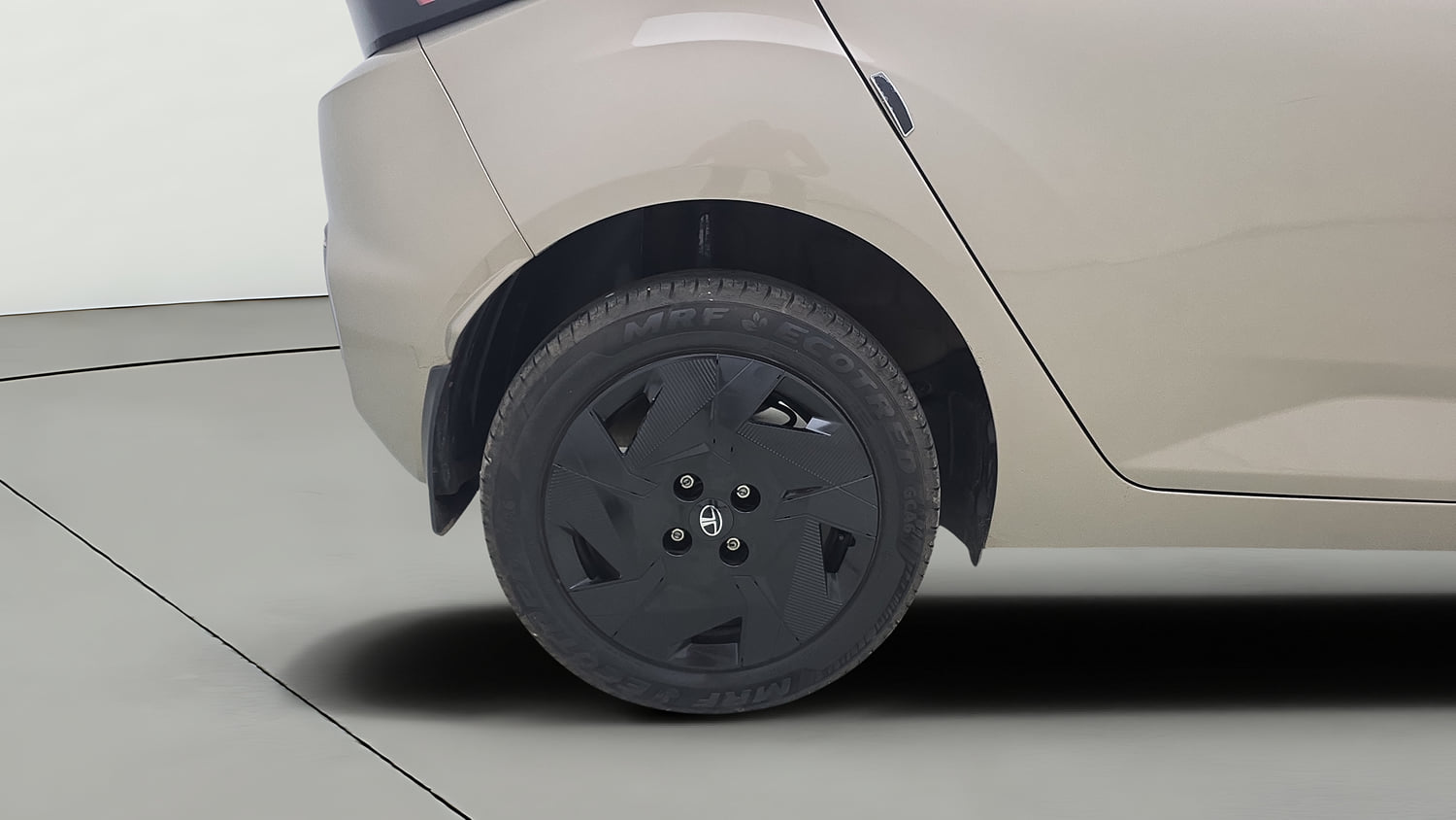 Used 2025 Tata Altroz Creative S Petrol 6DCT Petrol Automatic tyres RIGHT REAR TYRE RIM VIEW