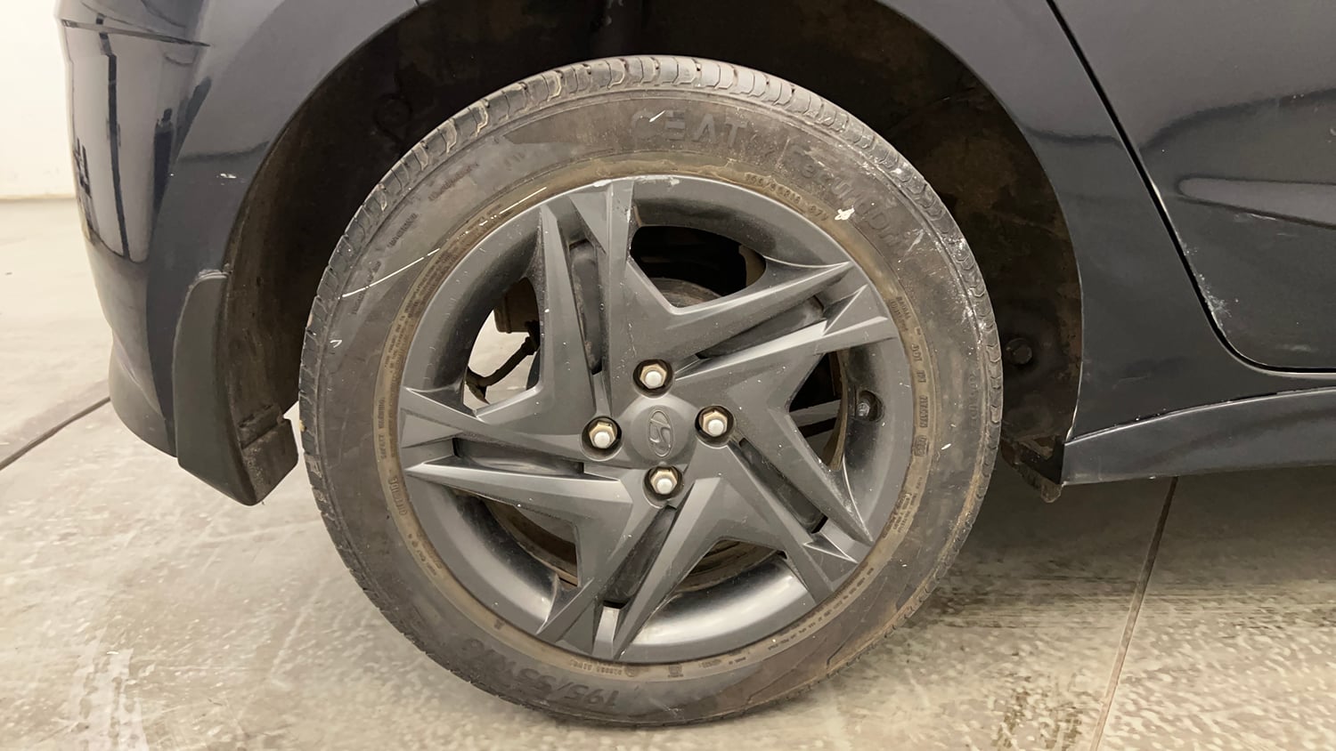 Used 2023 Hyundai i20 Sportz 1.2 IVT Petrol Automatic tyres RIGHT REAR TYRE RIM VIEW