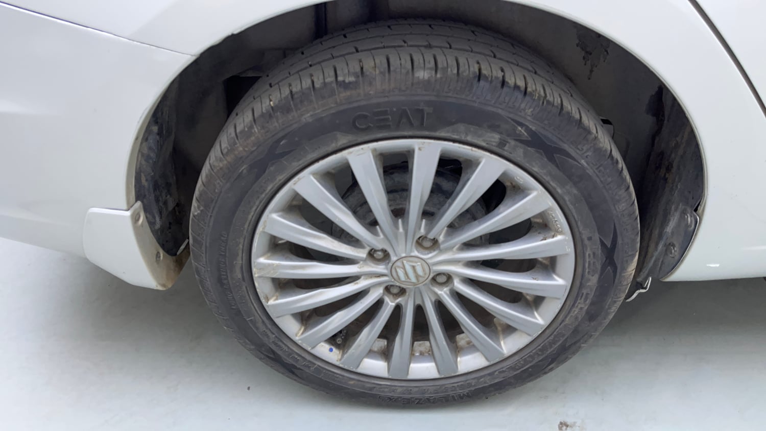 Used 2017 Maruti Suzuki Ciaz Alpha 1.4 AT Petrol Automatic tyres RIGHT REAR TYRE RIM VIEW