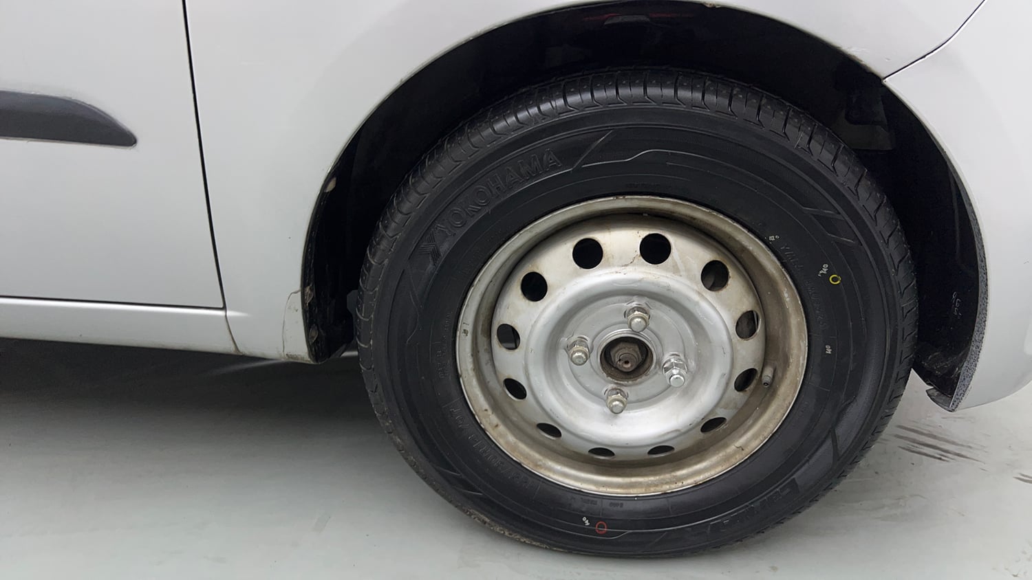 Used 2015 Hyundai i10 Magna 1.1 iRDE2 Petrol Manual tyres RIGHT FRONT TYRE RIM VIEW