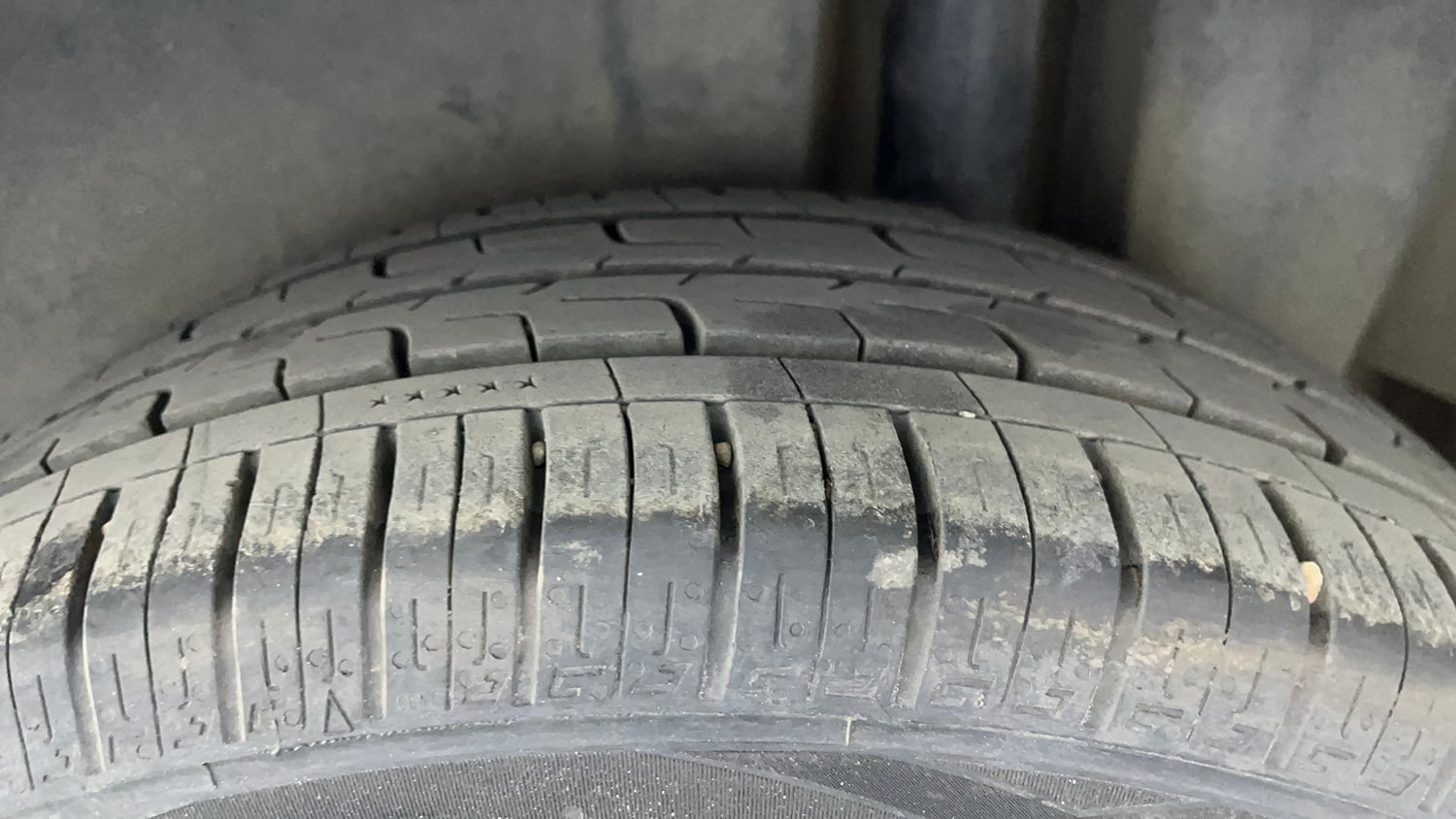 Used 2017 Maruti Suzuki Ciaz Alpha 1.4 AT Petrol Automatic tyres LEFT REAR TYRE TREAD VIEW
