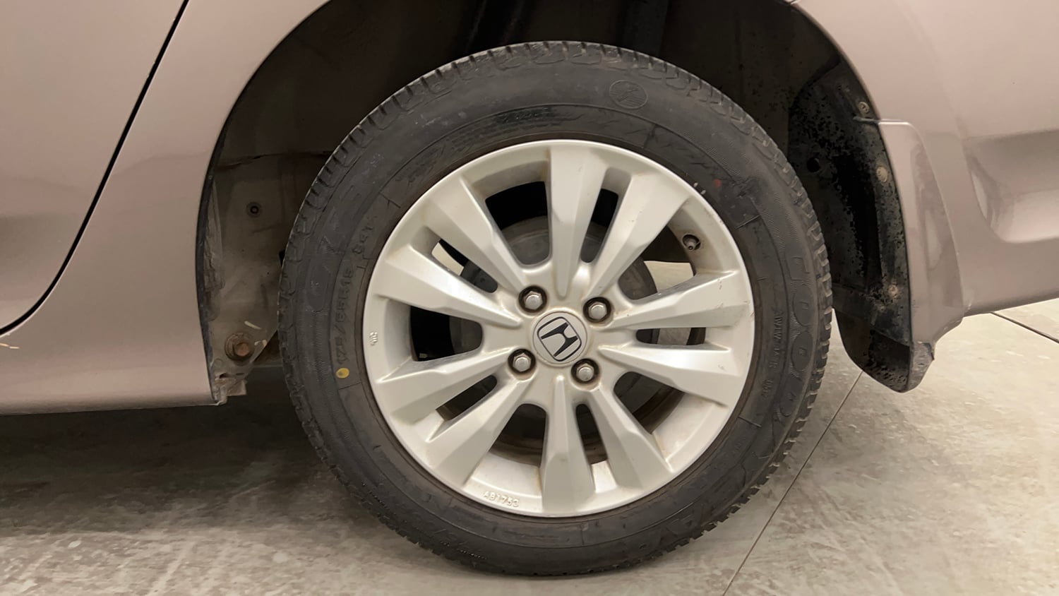 Used 2012 Honda City 1.5 V MT Petrol Manual tyres LEFT REAR TYRE RIM VIEW