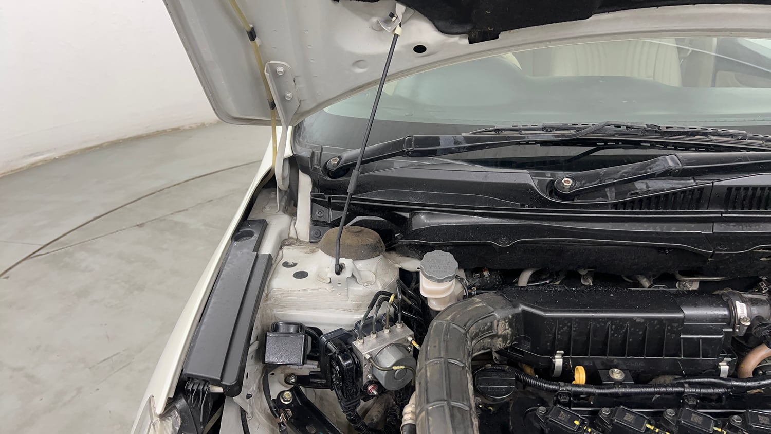 Used 2022 Maruti Suzuki Ciaz Zeta 1.5 Petrol Manual engine ENGINE RIGHT SIDE HINGE & APRON VIEW
