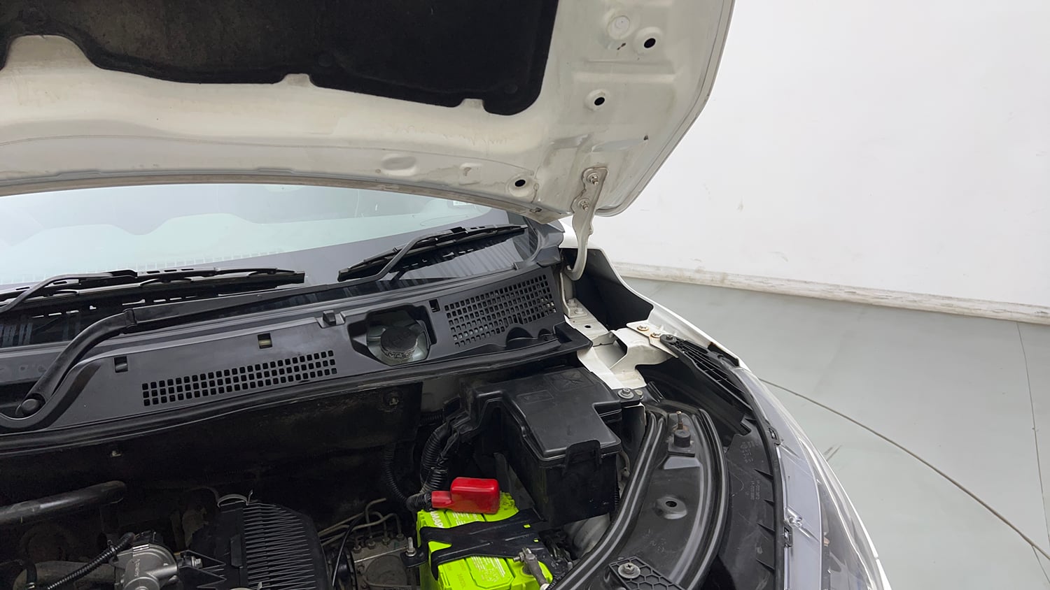 Used 2022 Nissan Magnite XE Petrol Manual engine ENGINE LEFT SIDE HINGE & APRON VIEW