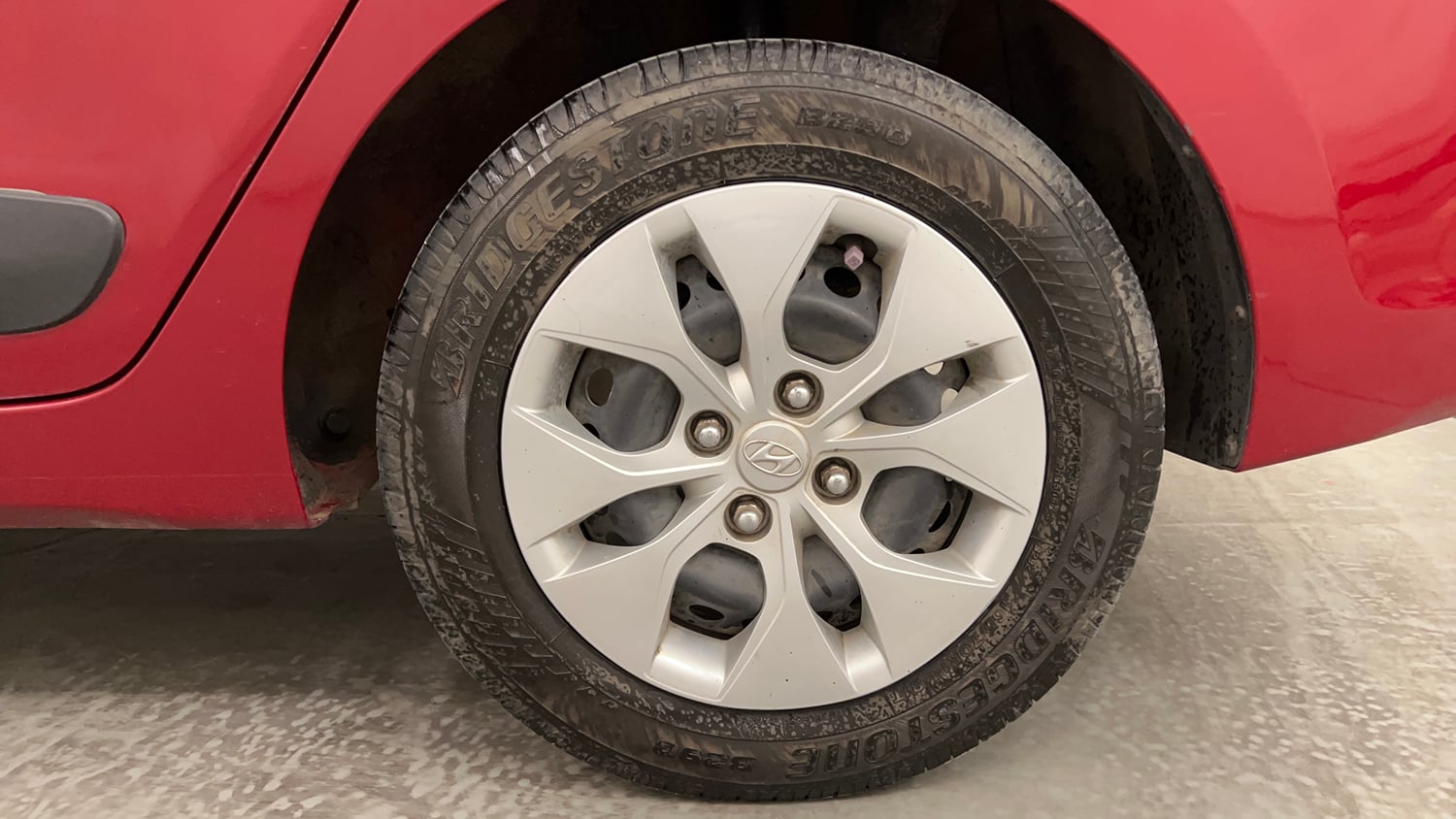 Used 2014 Hyundai Xcent S 1.2 Petrol Manual tyres LEFT REAR TYRE RIM VIEW