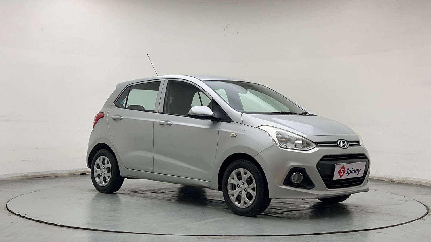 Used 2013 Hyundai Grand i10 Magna 1.2 Kappa VTVT Petrol Manual exterior RIGHT FRONT CORNER VIEW
