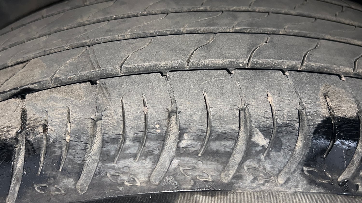 Used 2022 Maruti Suzuki XL6 Alpha Plus AT Petrol Petrol Automatic tyres LEFT REAR TYRE TREAD VIEW