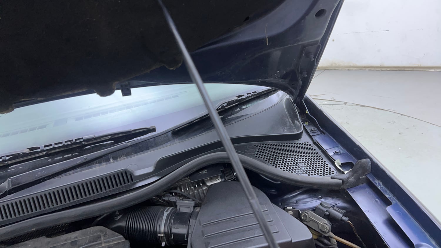 Used 2015 Volkswagen Vento Highline Diesel Diesel Manual engine ENGINE LEFT SIDE HINGE & APRON VIEW