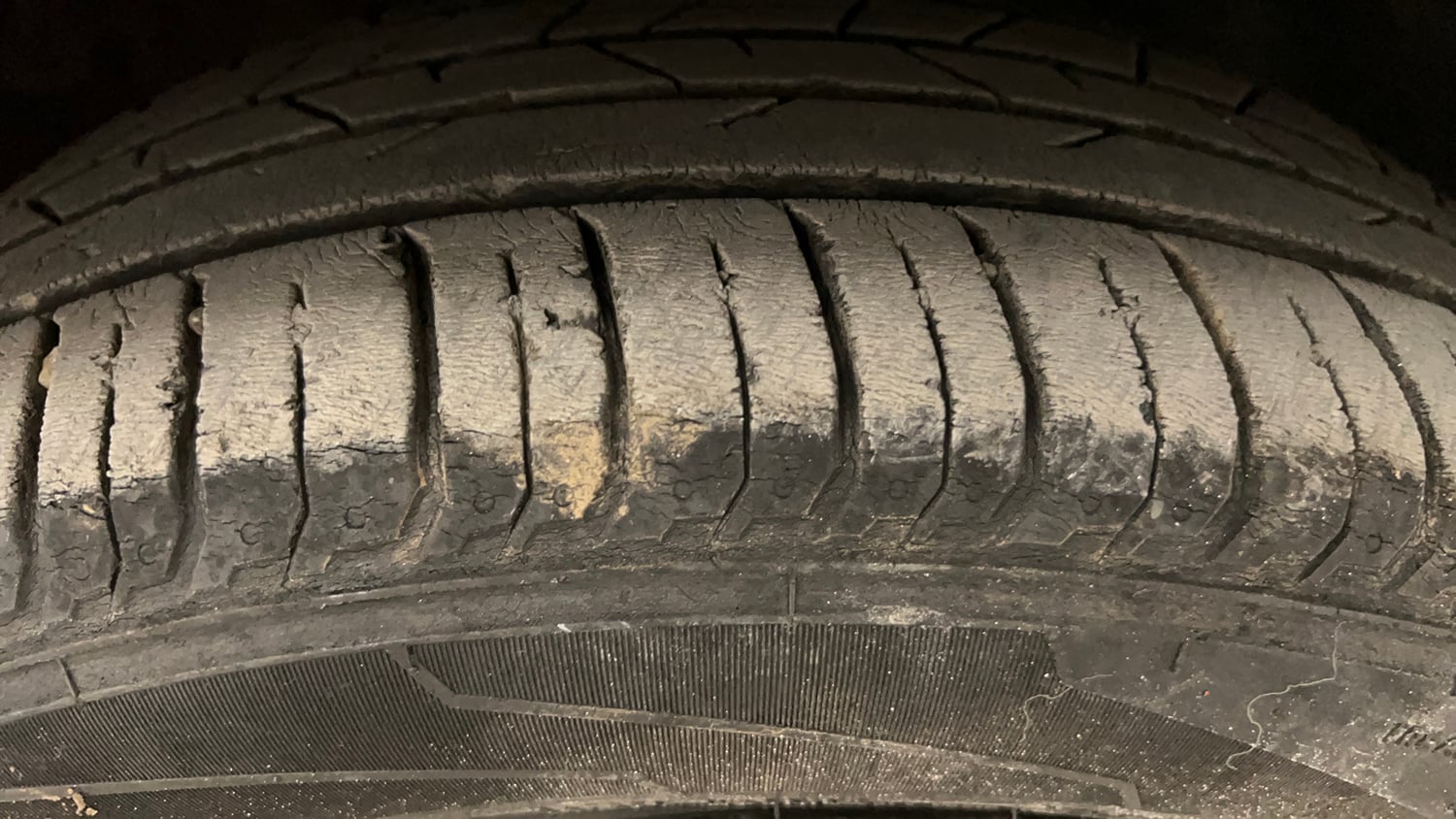 Used 2023 Hyundai i20 Sportz 1.2 IVT Petrol Automatic tyres RIGHT FRONT TYRE TREAD VIEW