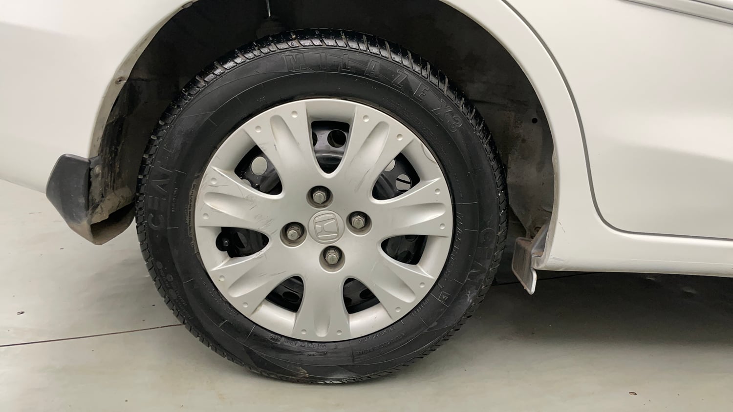 Used 2017 Honda Amaze 1.2 SX i-VTEC Petrol Manual tyres RIGHT REAR TYRE RIM VIEW