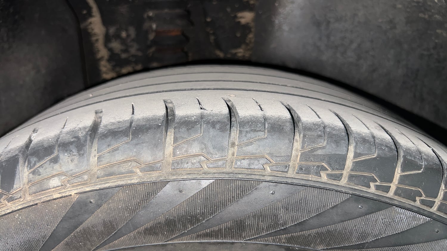 Used 2021 Kia Seltos GTX Plus 1.4 DCT Petrol Automatic tyres RIGHT REAR TYRE TREAD VIEW