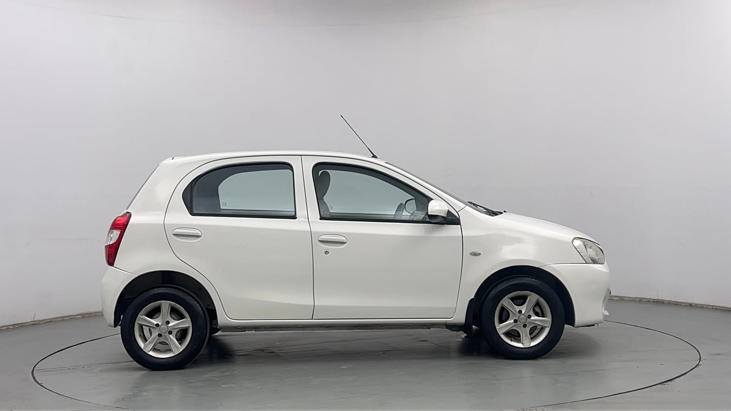 Used 2015 Toyota Etios Liva G Petrol Manual exterior RIGHT SIDE VIEW
