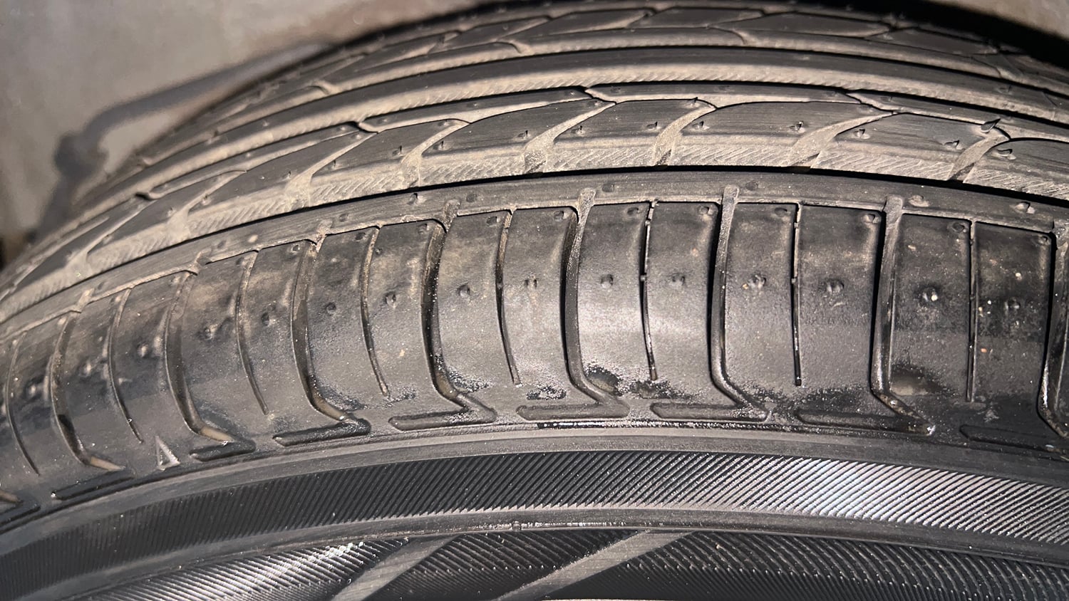 Used 2015 Hyundai i10 Magna 1.1 iRDE2 Petrol Manual tyres LEFT REAR TYRE TREAD VIEW