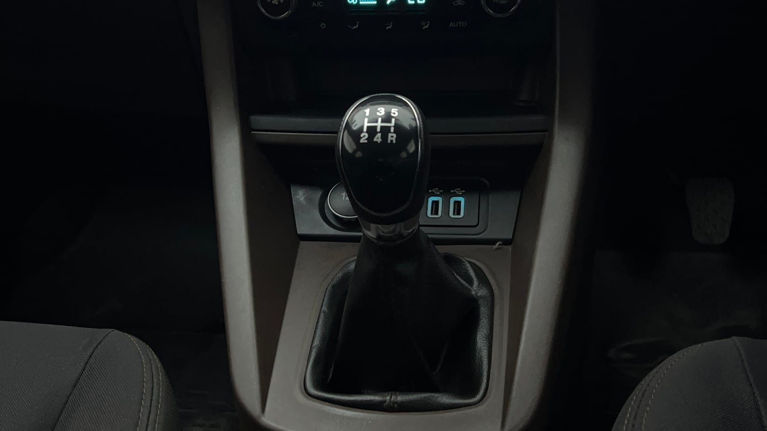 Used 2019 Ford Freestyle Titanium Plus 1.2 Ti-VCT Petrol Manual interior GEAR  KNOB VIEW