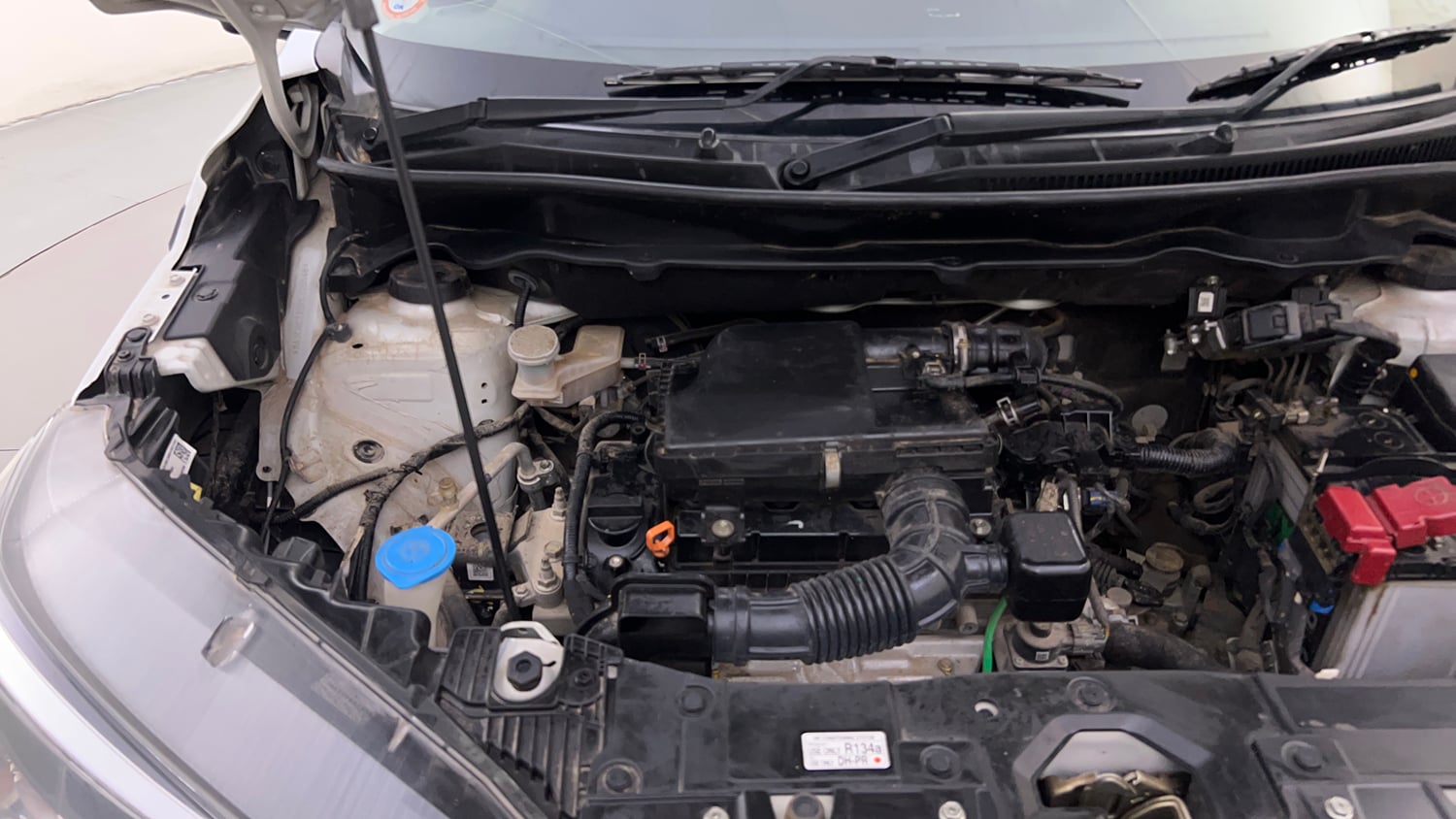 Used 2023 Maruti Suzuki XL6 Alpha MT Petrol Petrol Manual engine ENGINE RIGHT SIDE HINGE & APRON VIEW