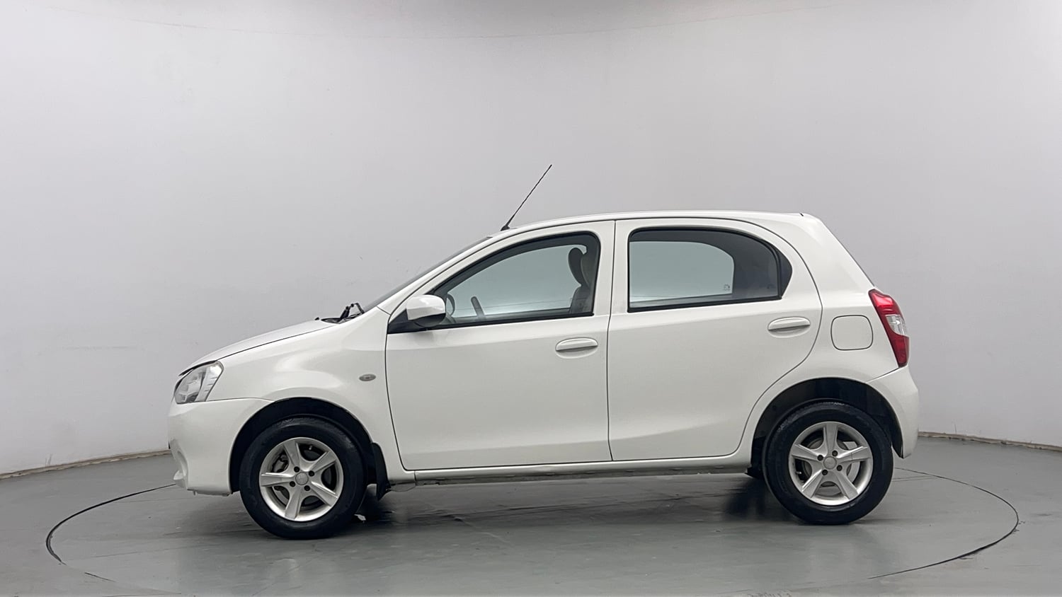 Used 2015 Toyota Etios Liva G Petrol Manual exterior LEFT SIDE VIEW
