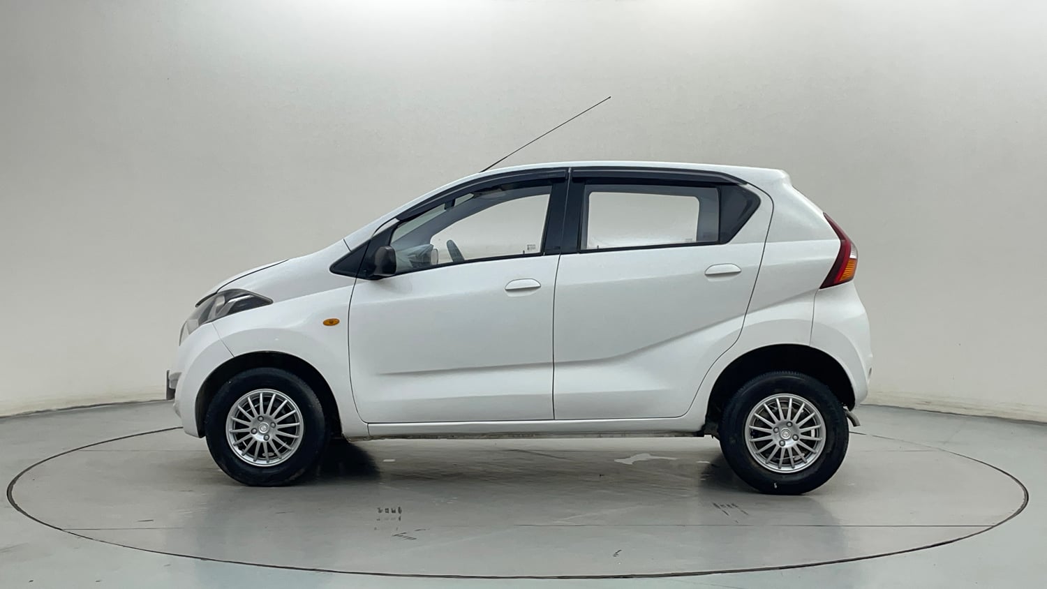 Used 2016 Datsun Redi-GO T (O) Petrol Manual exterior LEFT SIDE VIEW