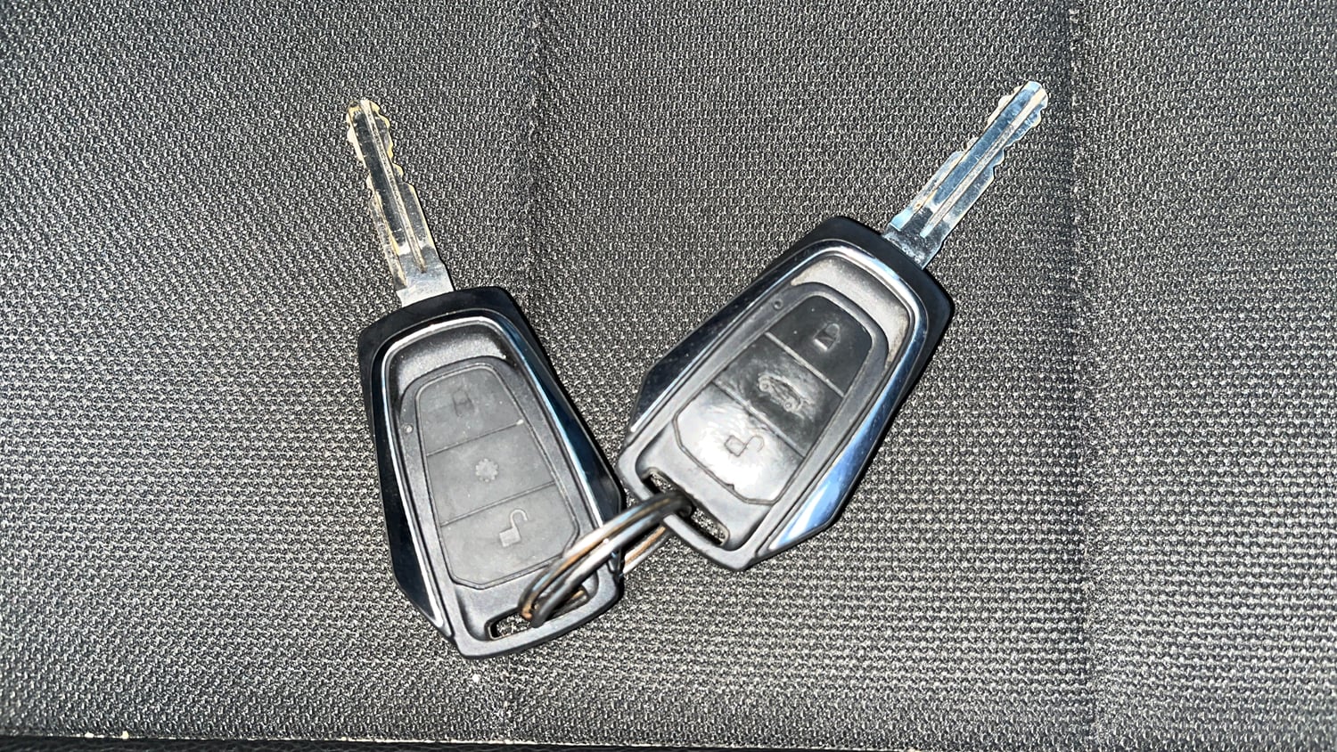 Used 2019 Mahindra KUV100 NXT K8 6 STR Dual Tone Petrol Manual extra CAR KEY VIEW