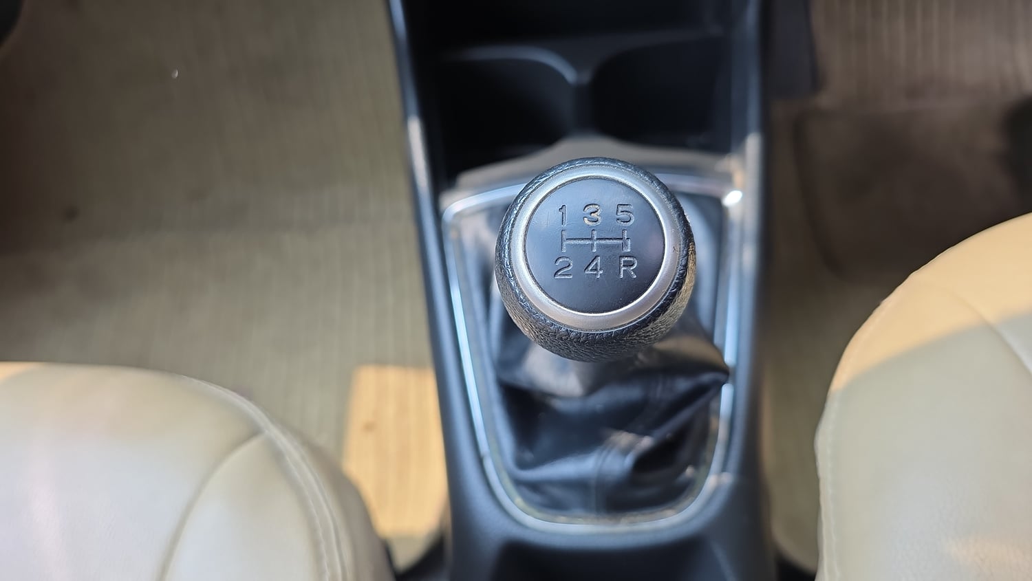 Used 2023 Honda Amaze VX 1.2 Petrol MT Petrol Manual interior GEAR  KNOB VIEW