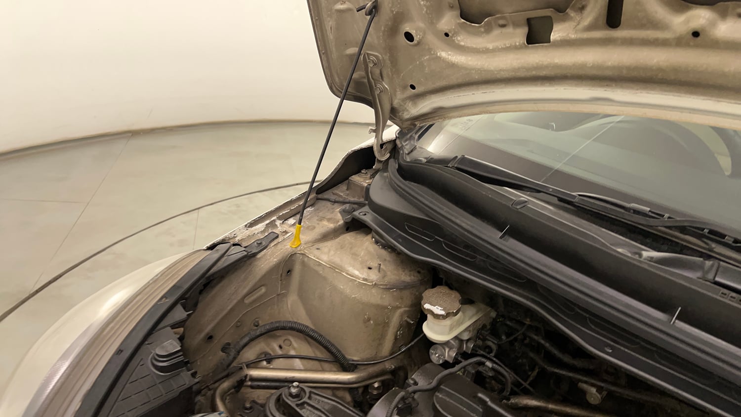 Used 2013 Hyundai i20 Asta 1.2 Petrol Manual engine ENGINE RIGHT SIDE HINGE & APRON VIEW