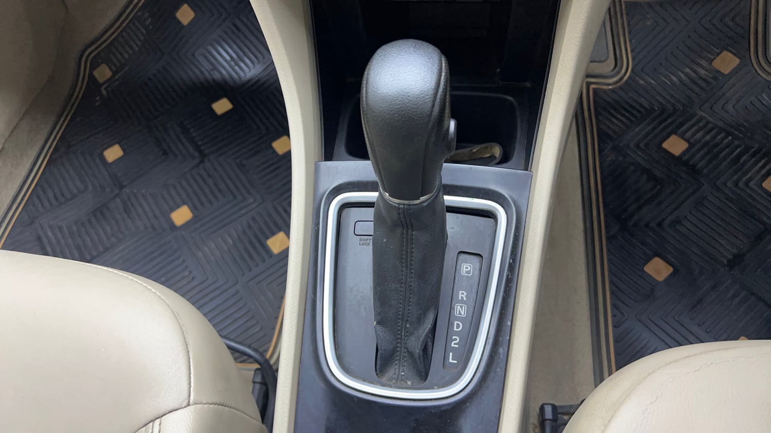 Used 2018 Maruti Suzuki Ciaz Alpha 1.4 AT Petrol Automatic interior GEAR  KNOB VIEW