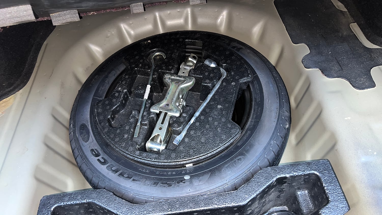 Used 2018 Maruti Suzuki Ciaz Alpha 1.4 AT Petrol Automatic tyres SPARE TYRE VIEW