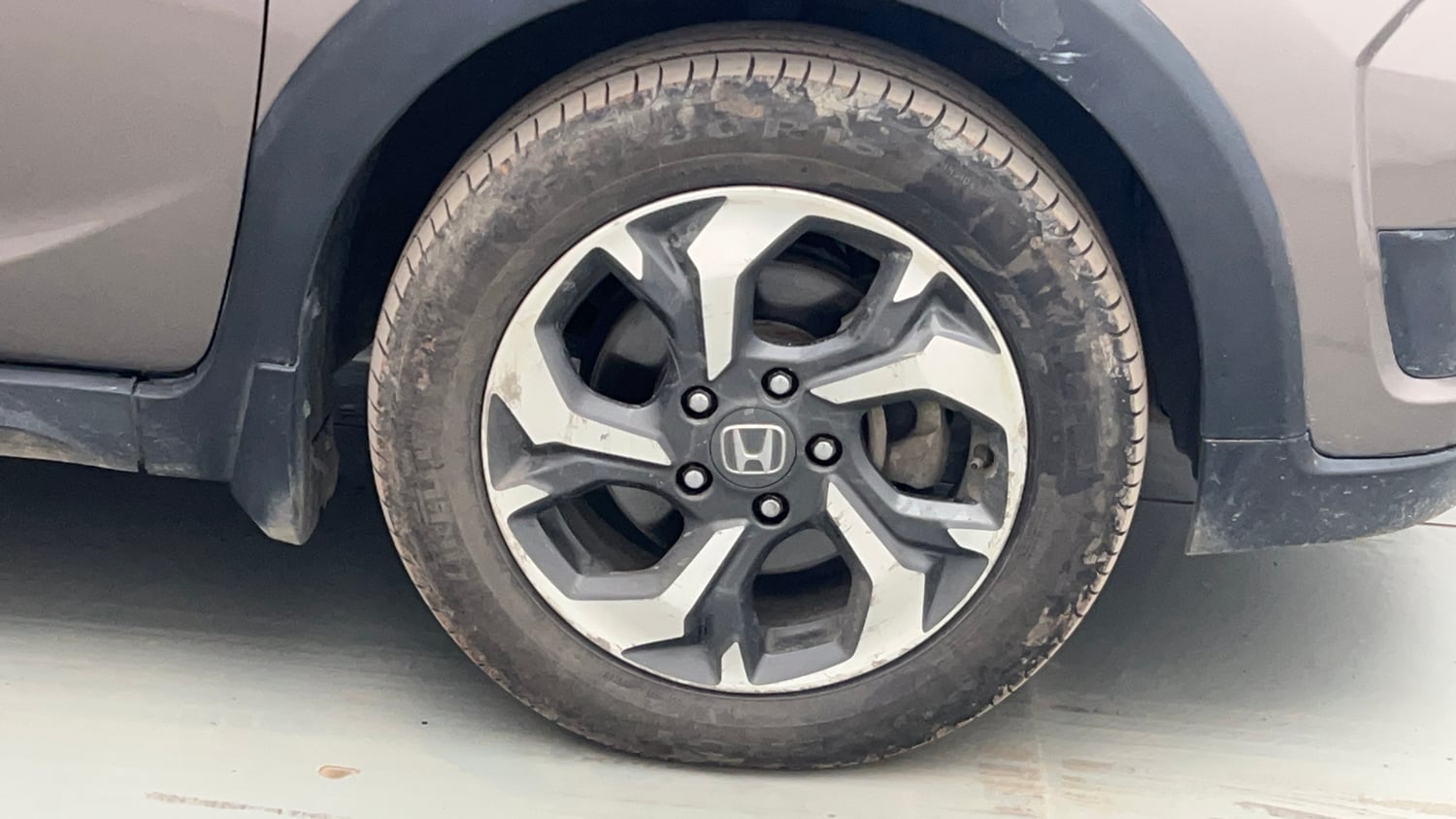 Used 2017 Honda BR-V V CVT Petrol Petrol Automatic tyres RIGHT FRONT TYRE RIM VIEW