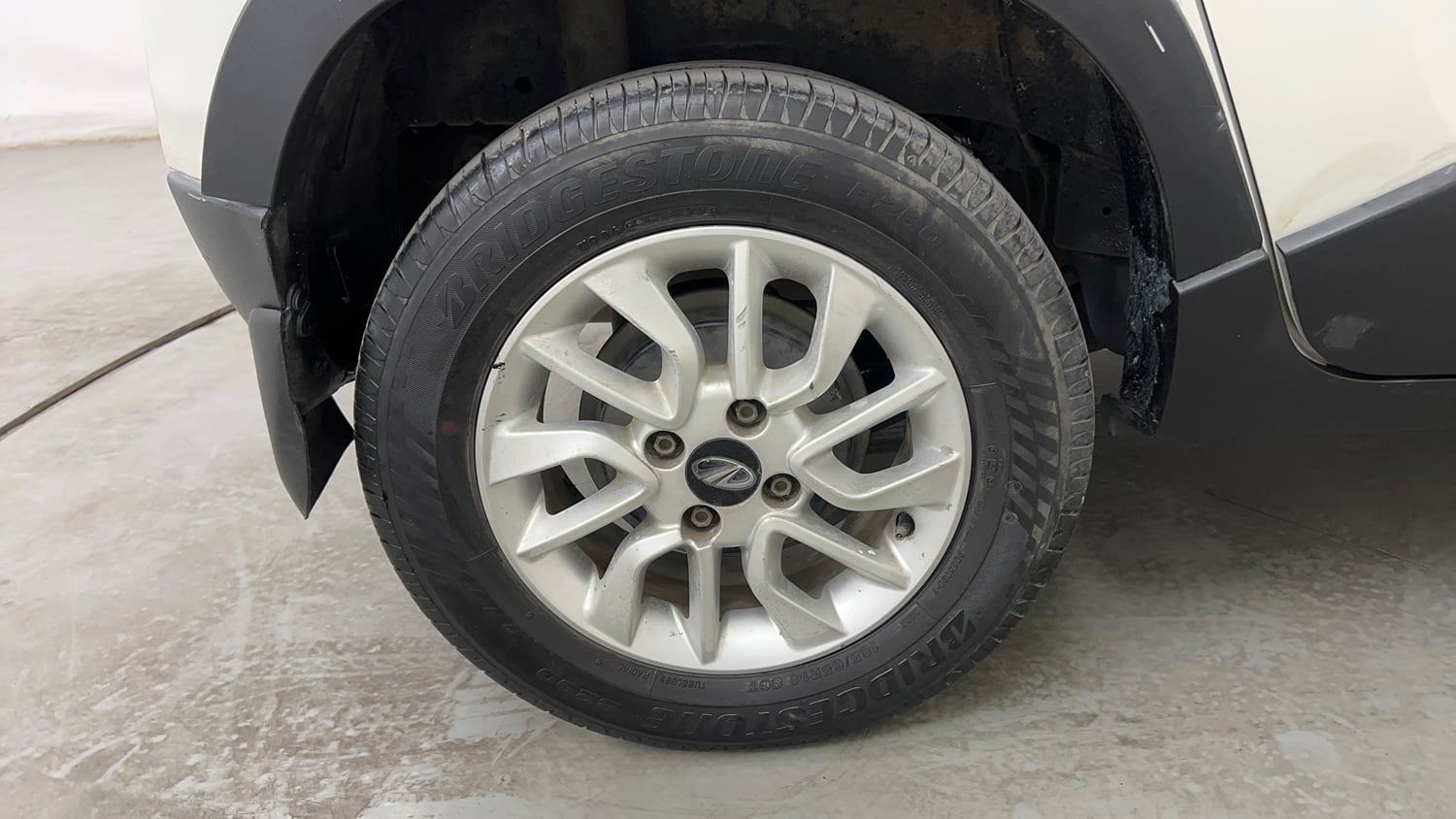 Used 2017 Mahindra KUV100 K6 D 6 STR Diesel Manual tyres RIGHT REAR TYRE RIM VIEW