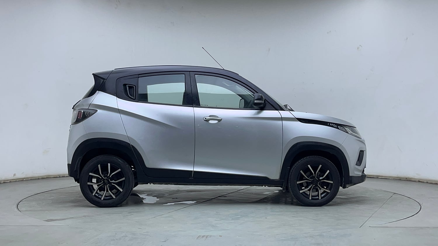 Used 2019 Mahindra KUV100 NXT K8 6 STR Dual Tone Petrol Manual exterior RIGHT SIDE VIEW