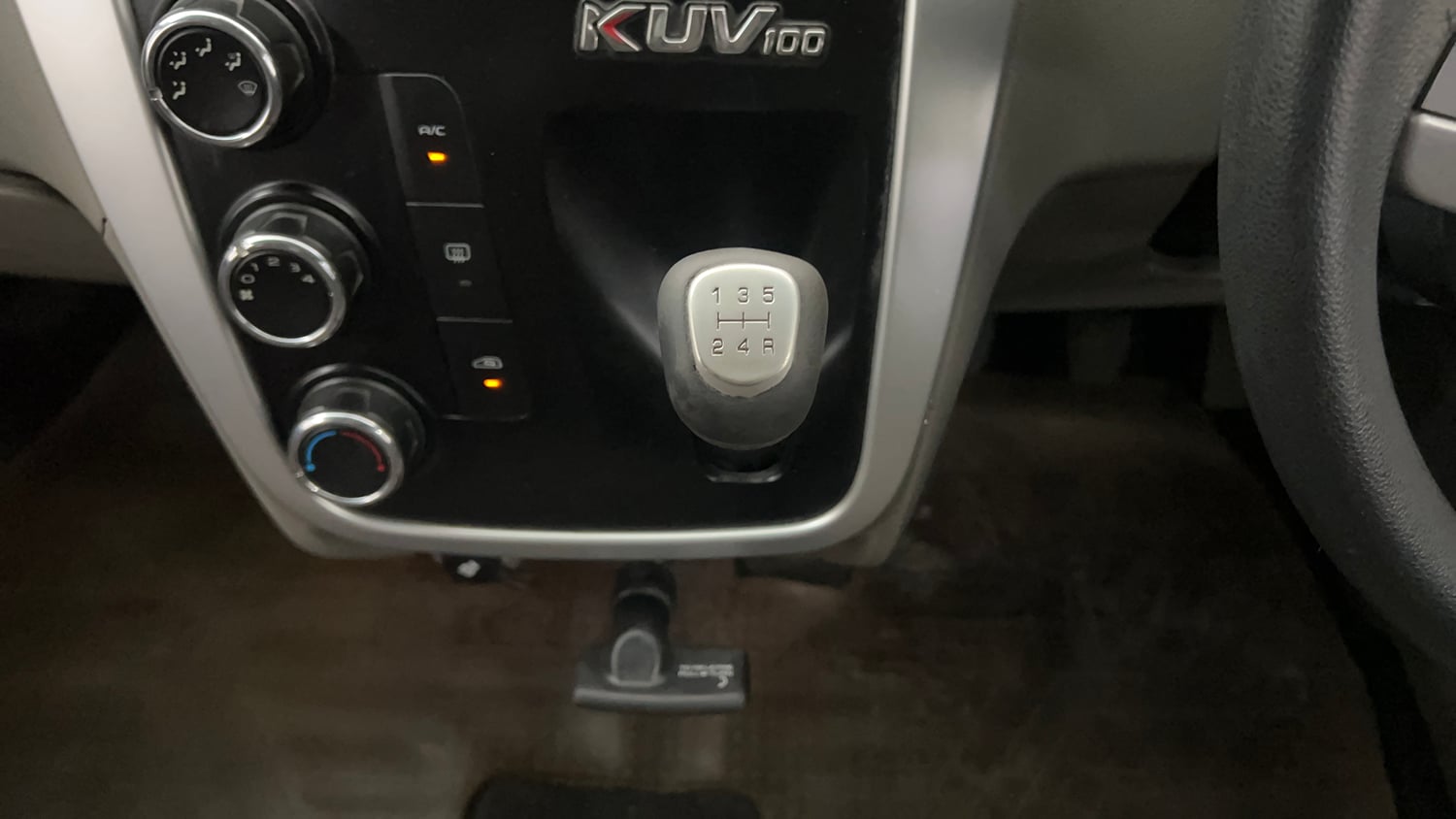 Used 2017 Mahindra KUV100 K6 D 6 STR Diesel Manual interior GEAR  KNOB VIEW